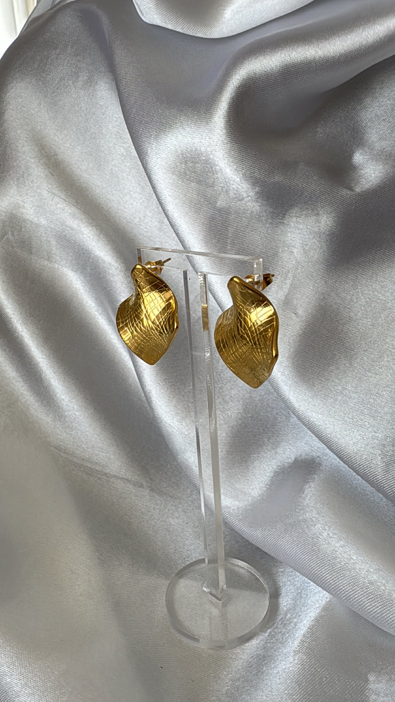 Brinco Diagonal às riscas Dourado