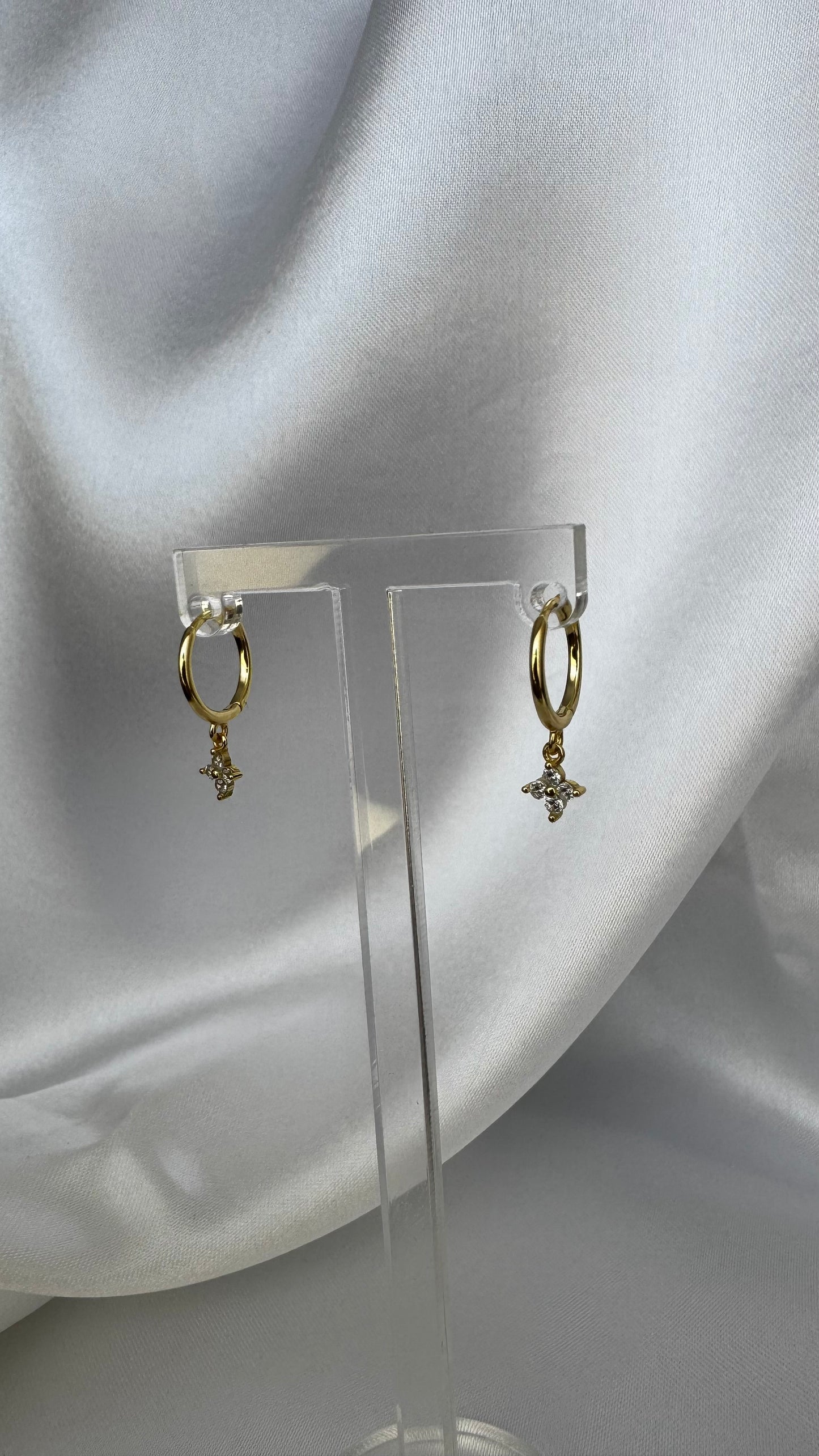 Argola com Flor Dourada