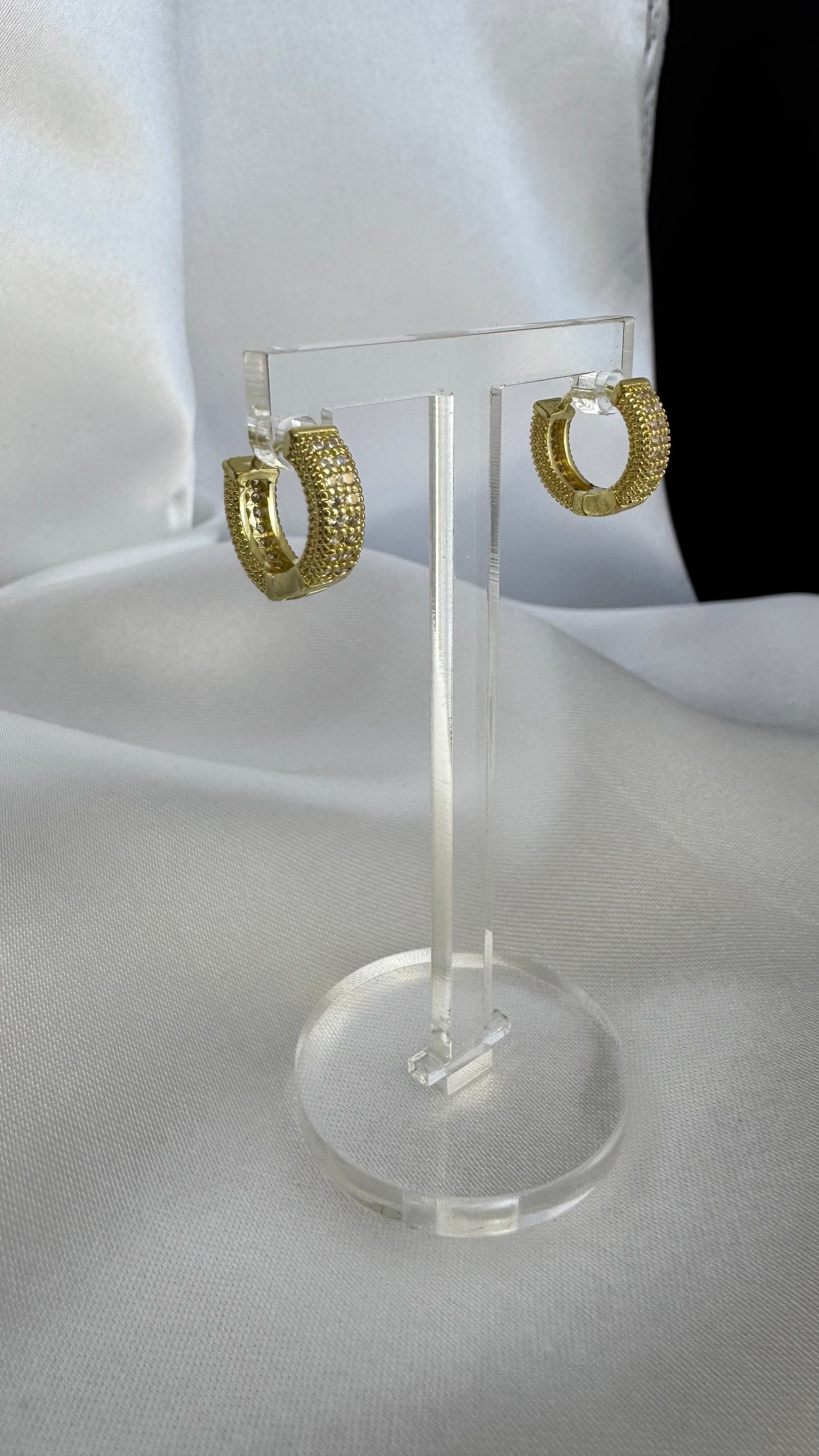 Brinco Argola Cravejada Com Zircônias Dourado