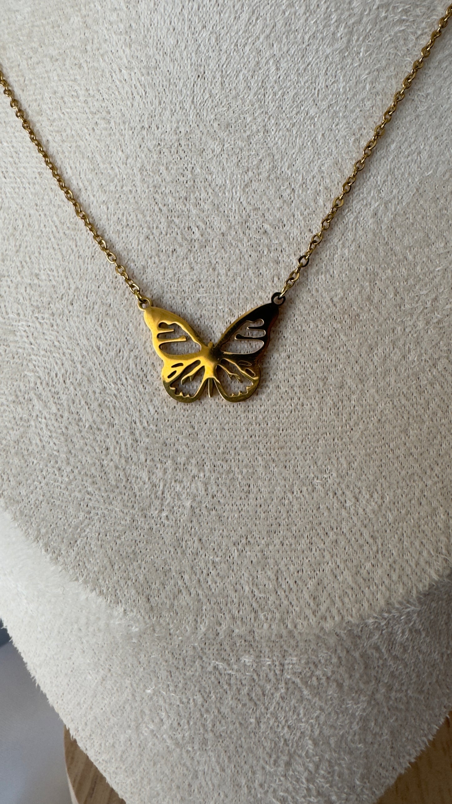 Colar Borboleta em Aço Dourada