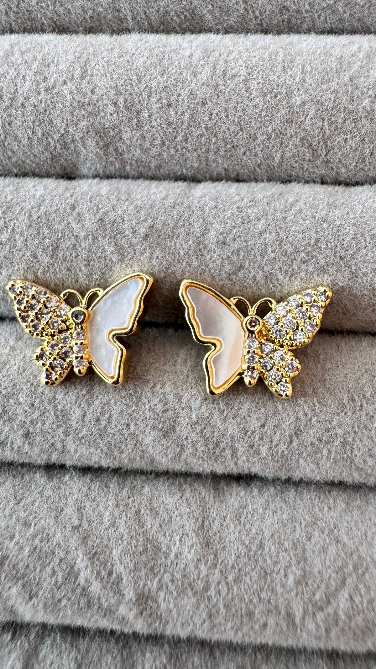 Brinco Borboleta Zircônias e Madre pérola