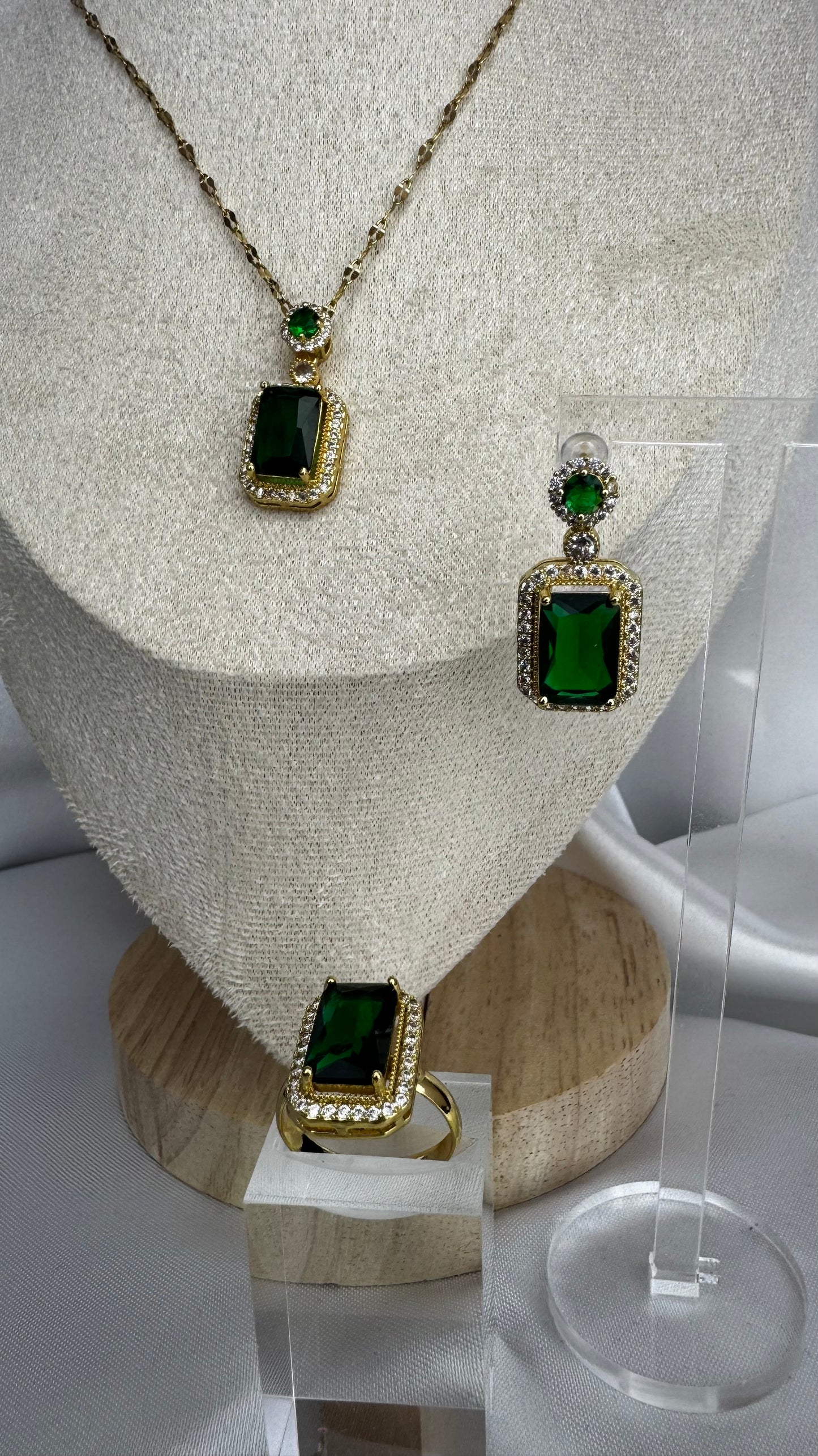Conjunto Realeza Dourado e Verde Esmeralda