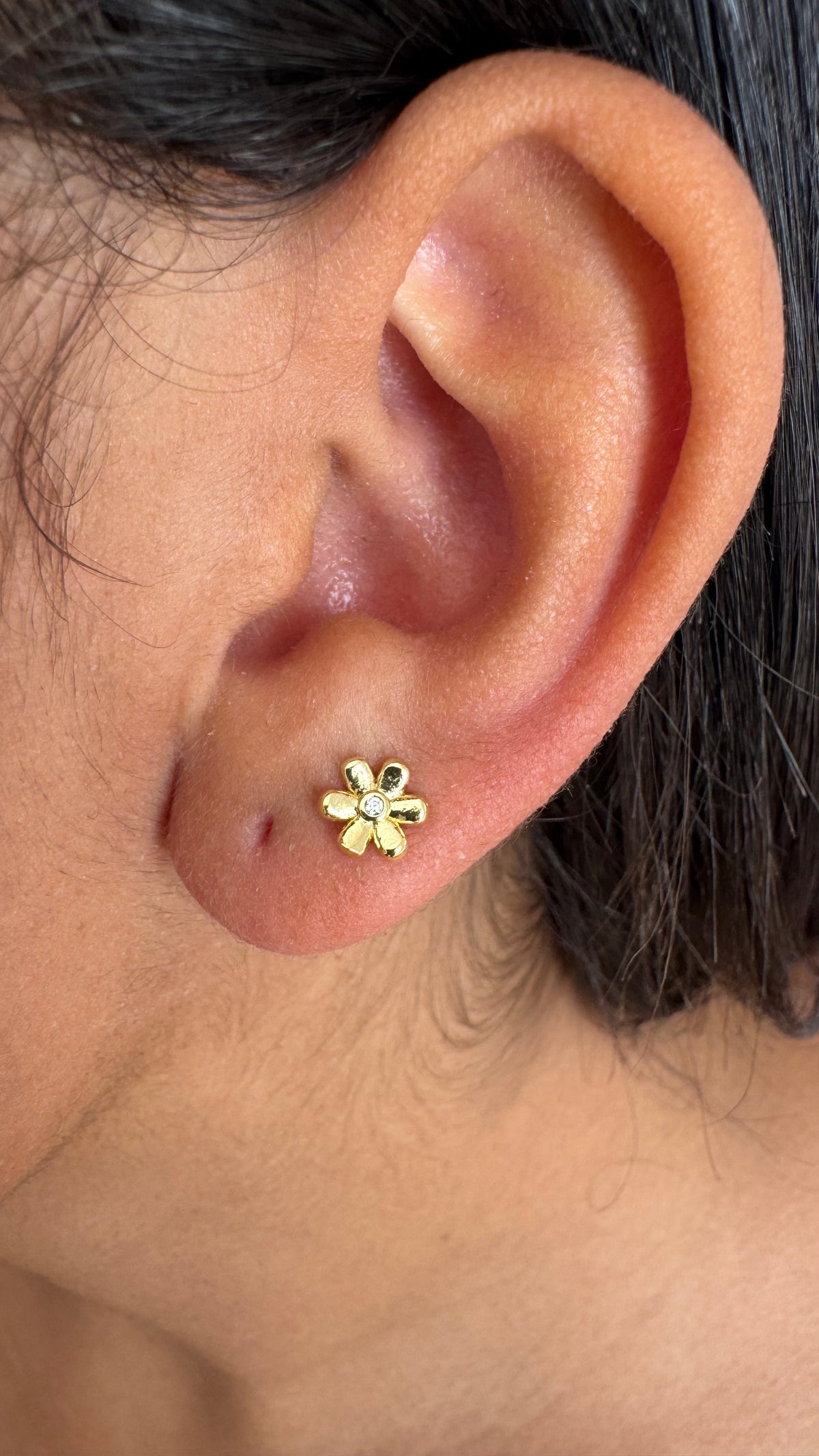 Brinco Flor com zircônia no meio
