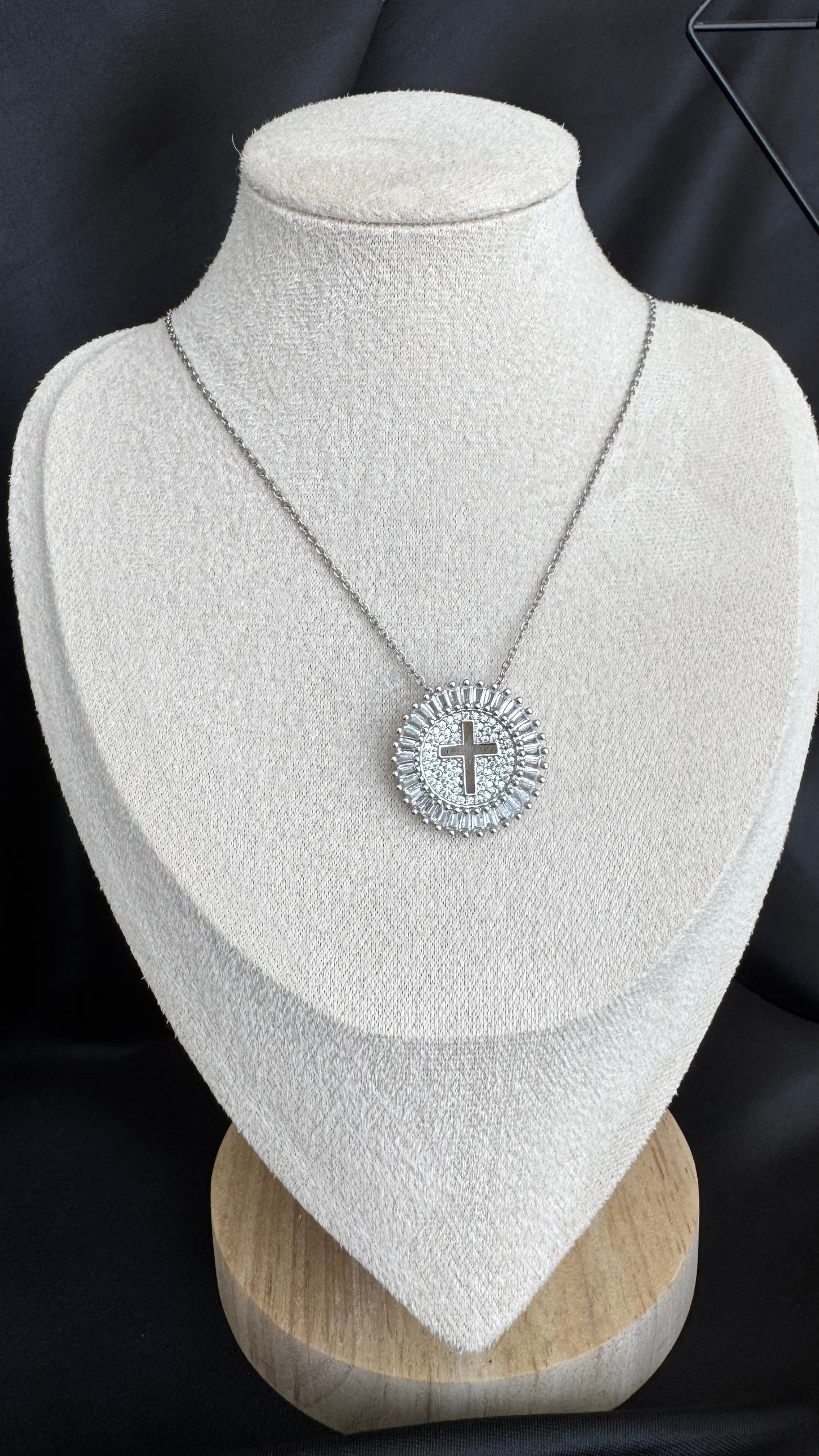 Colar Cruz Cravejada Prata