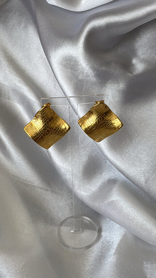 Brinco Diagonal às riscas Dourado
