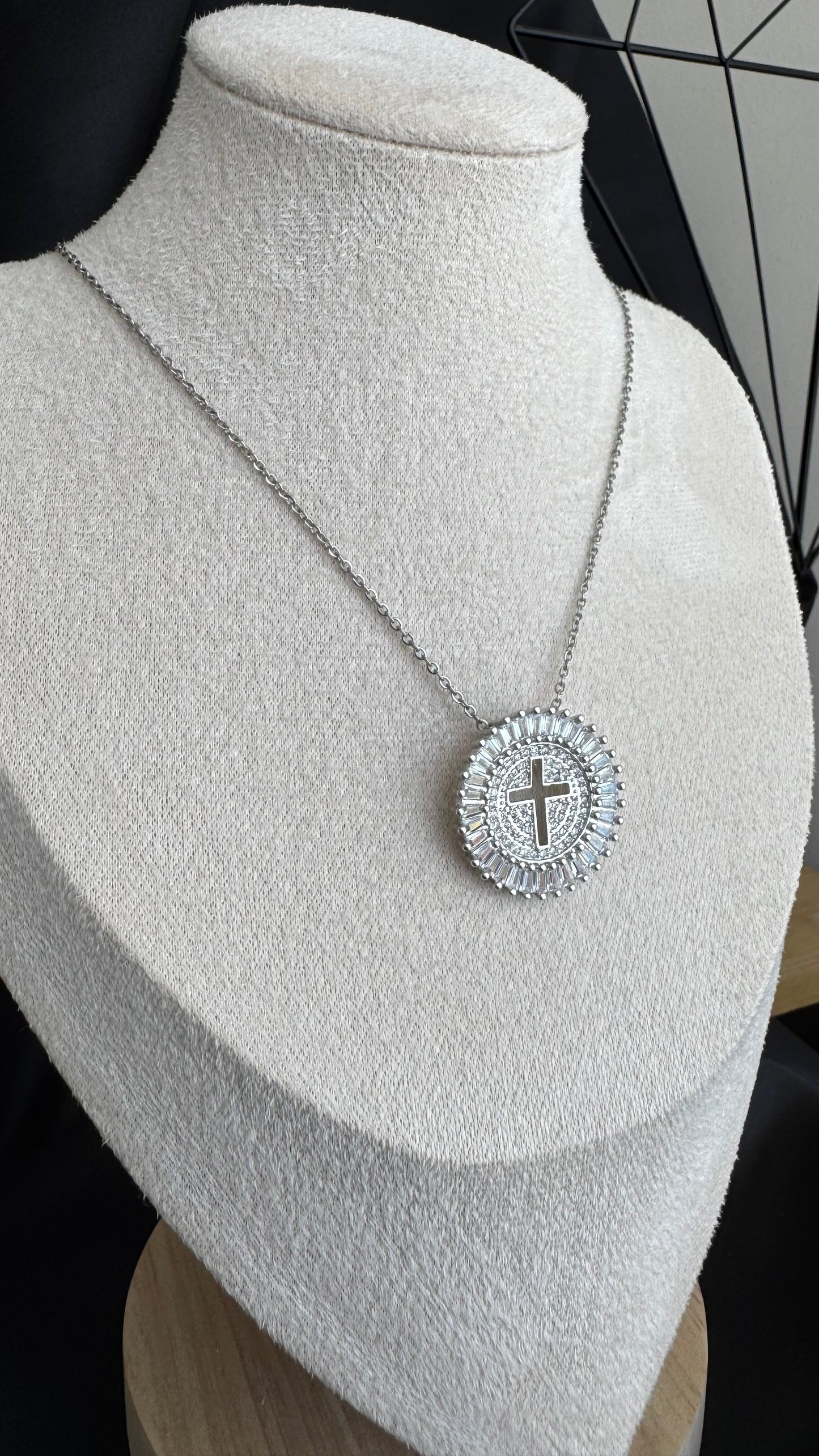 Colar Cruz Cravejada Prata