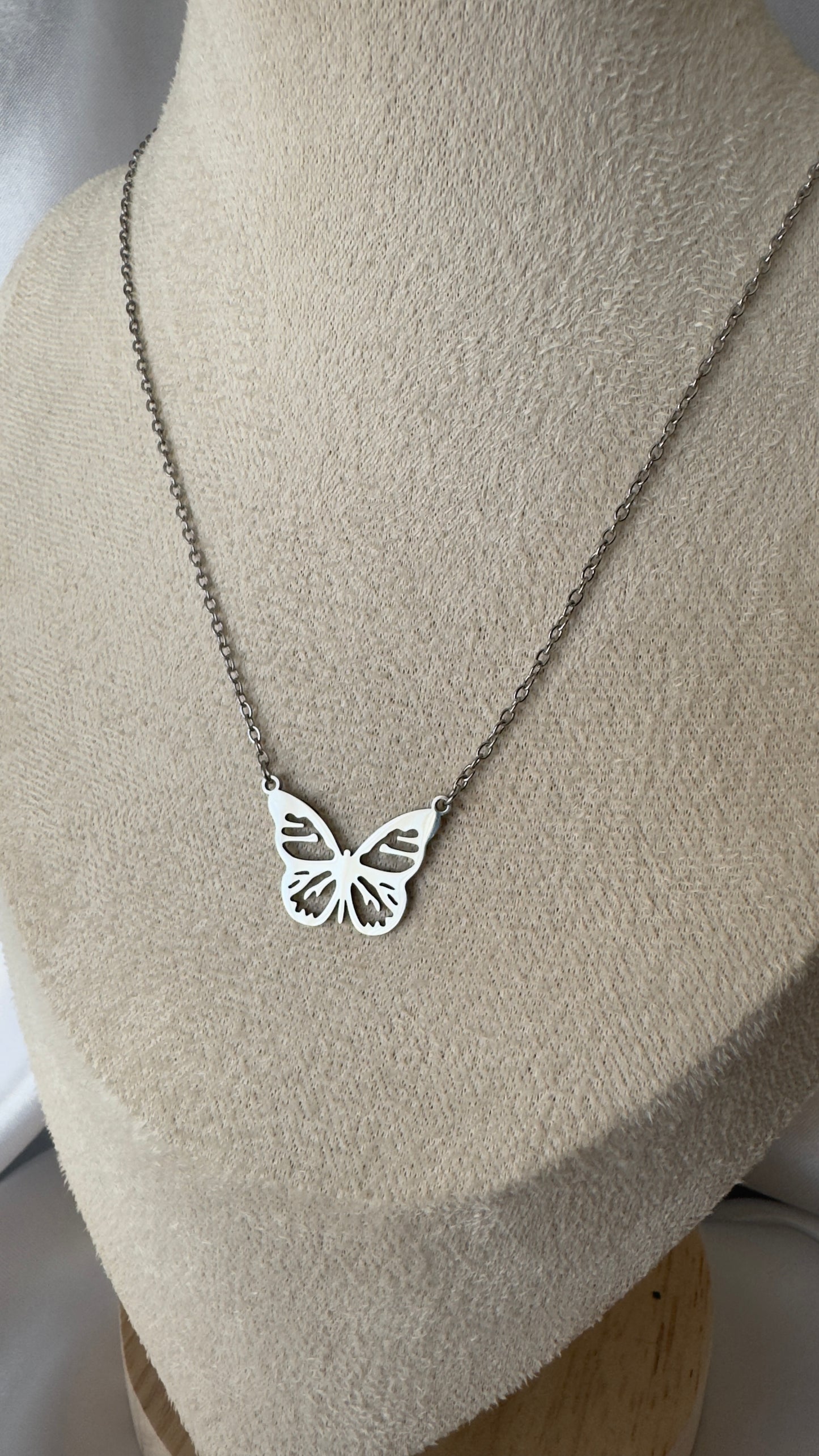 Colar Borboleta em Aço Prata