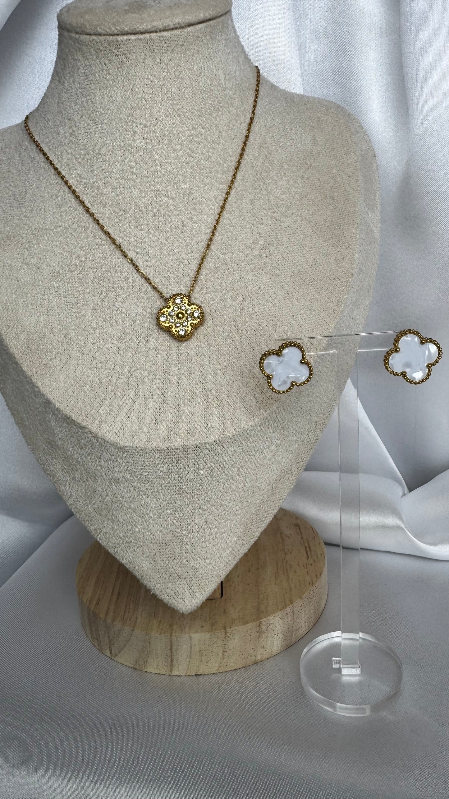 Conjunto Trevo Madre Pérola e Zircônias