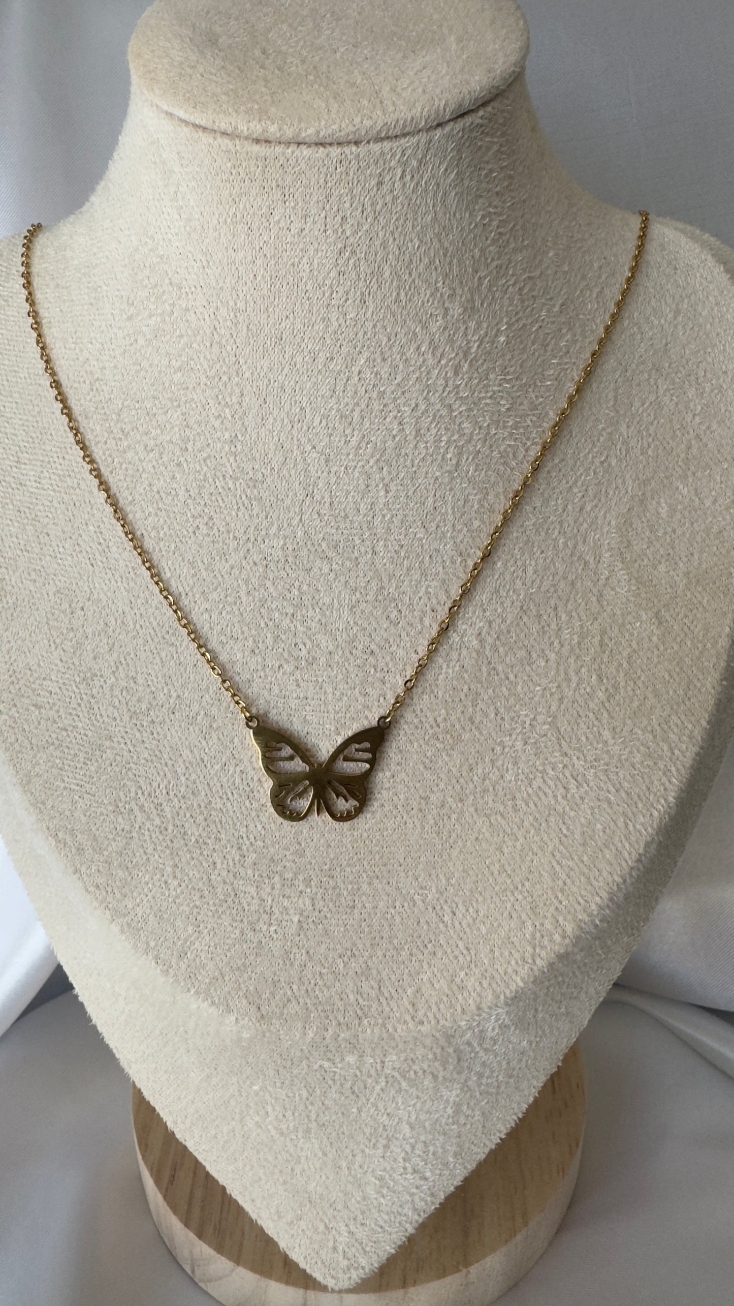 Colar Borboleta em Aço Dourada