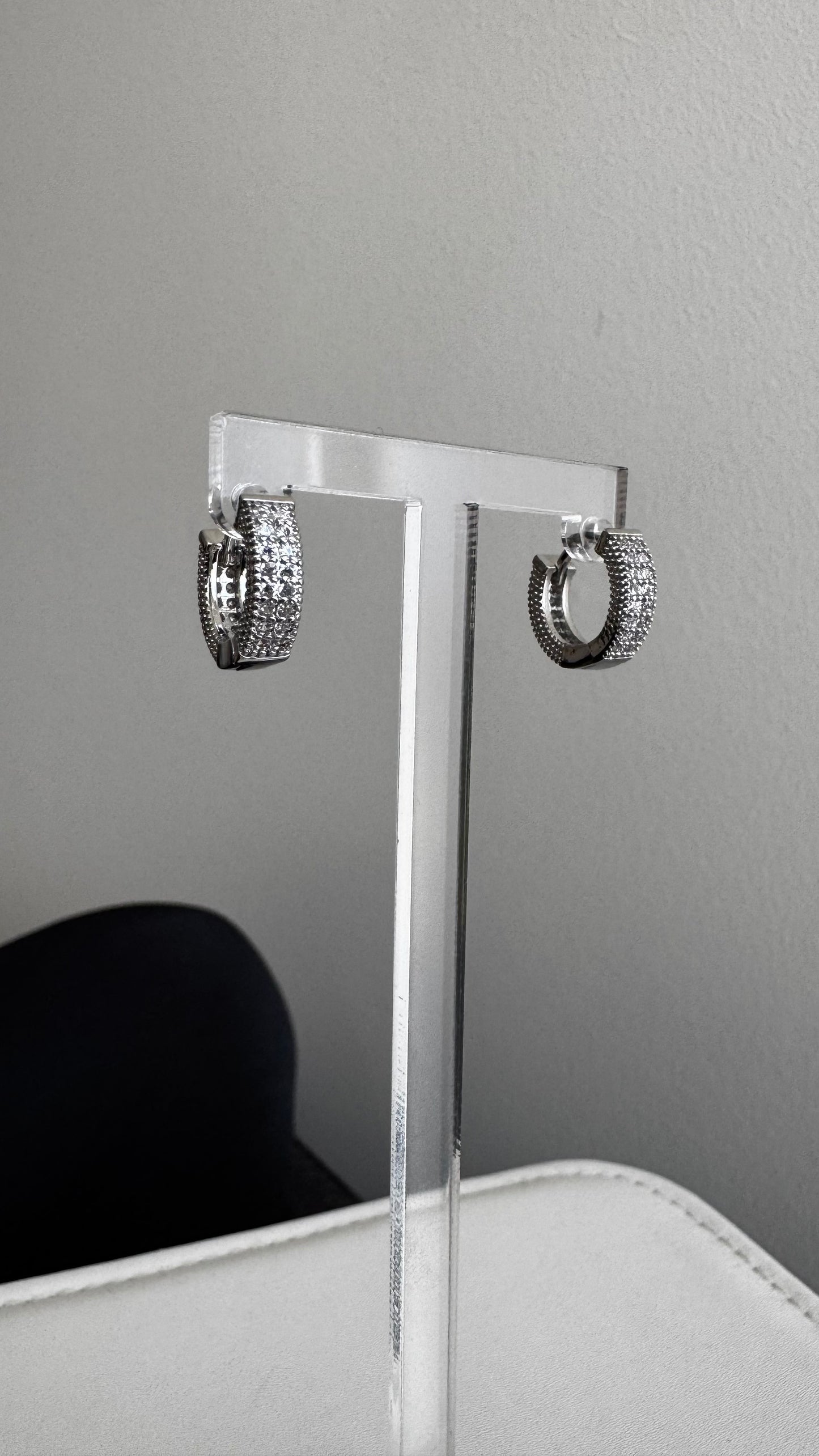 Brinco Argola Cravejada de Zircônias Prata