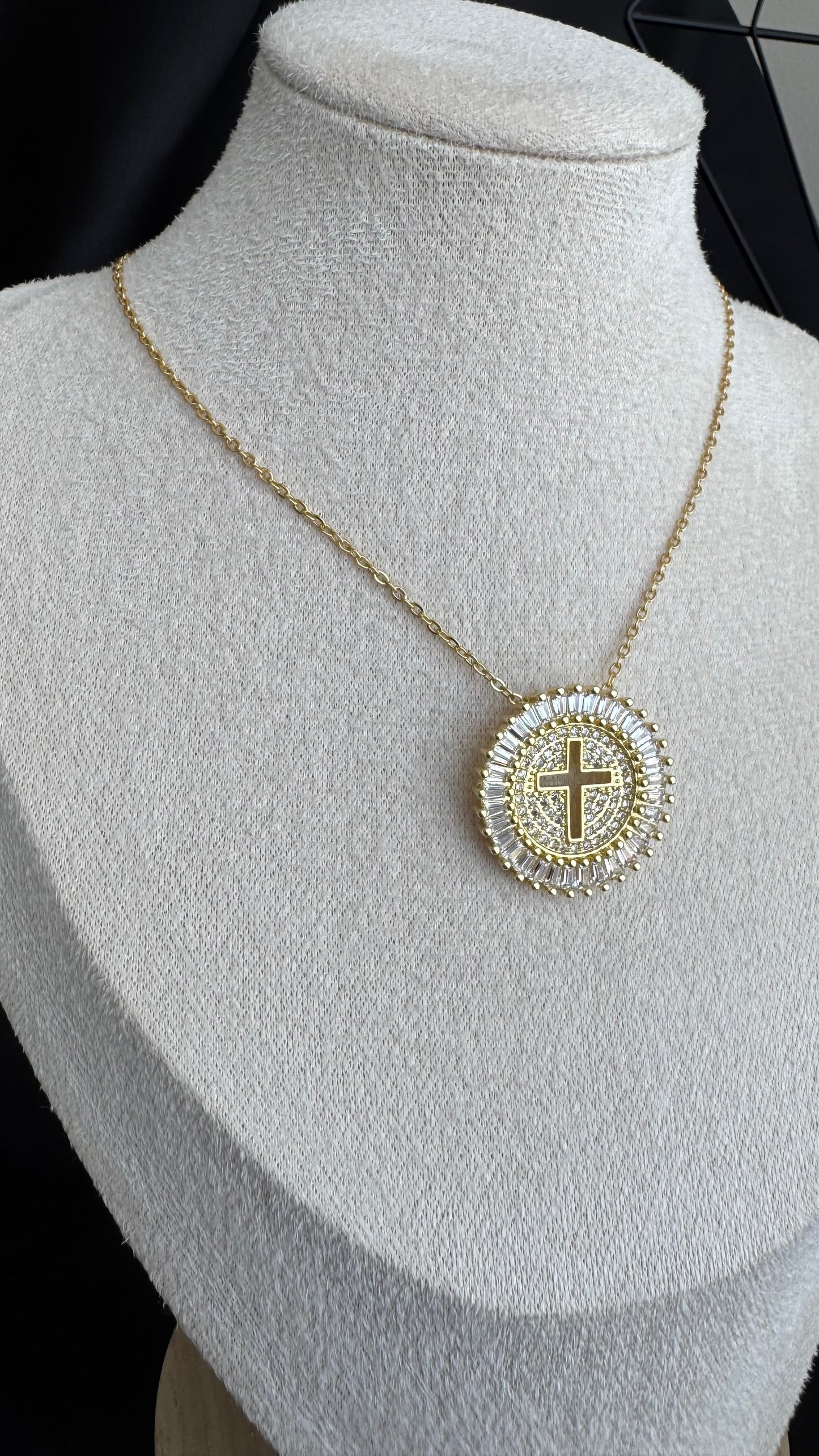 Colar Cruz Cravejado