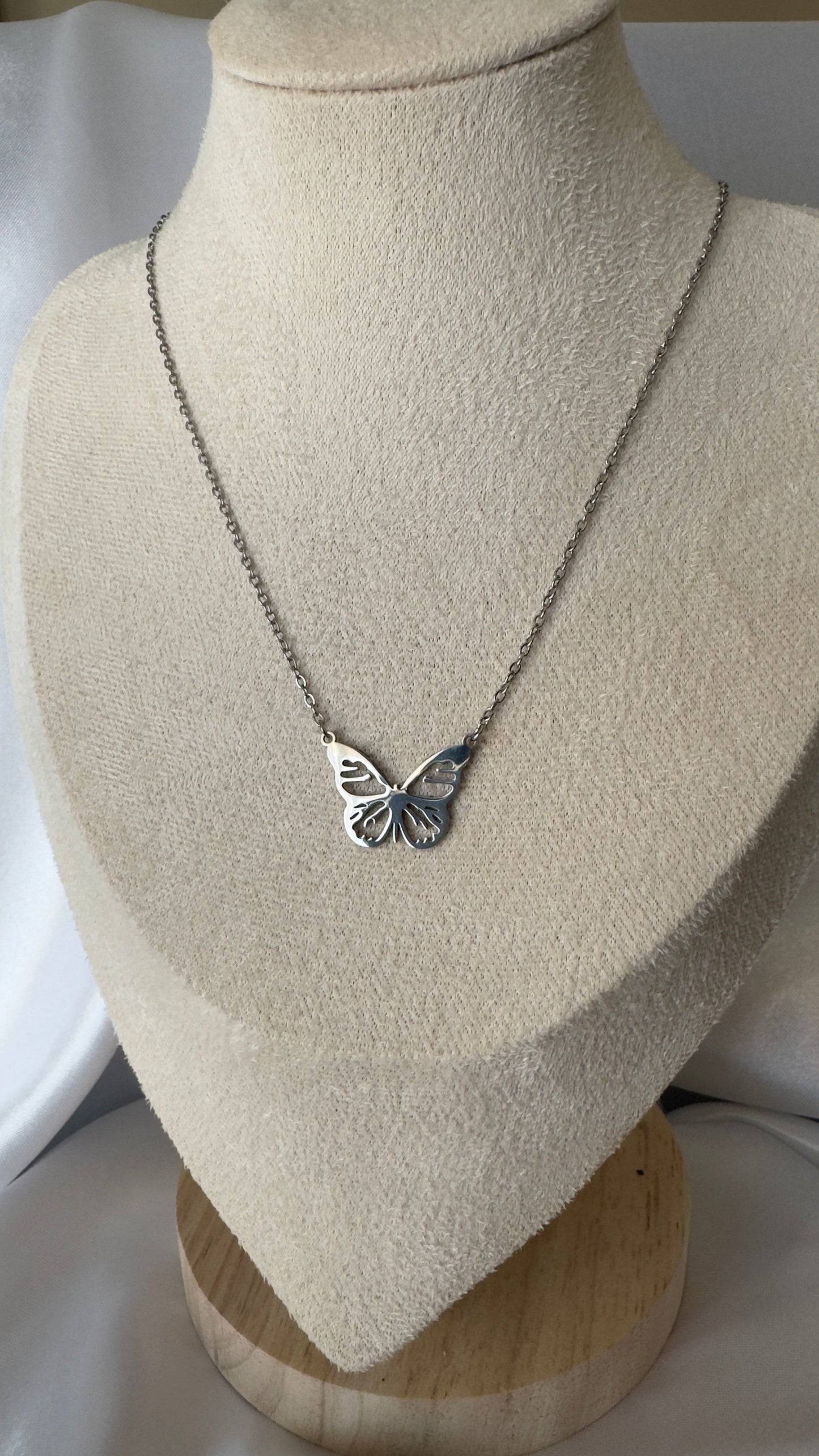 Colar Borboleta em Aço Prata