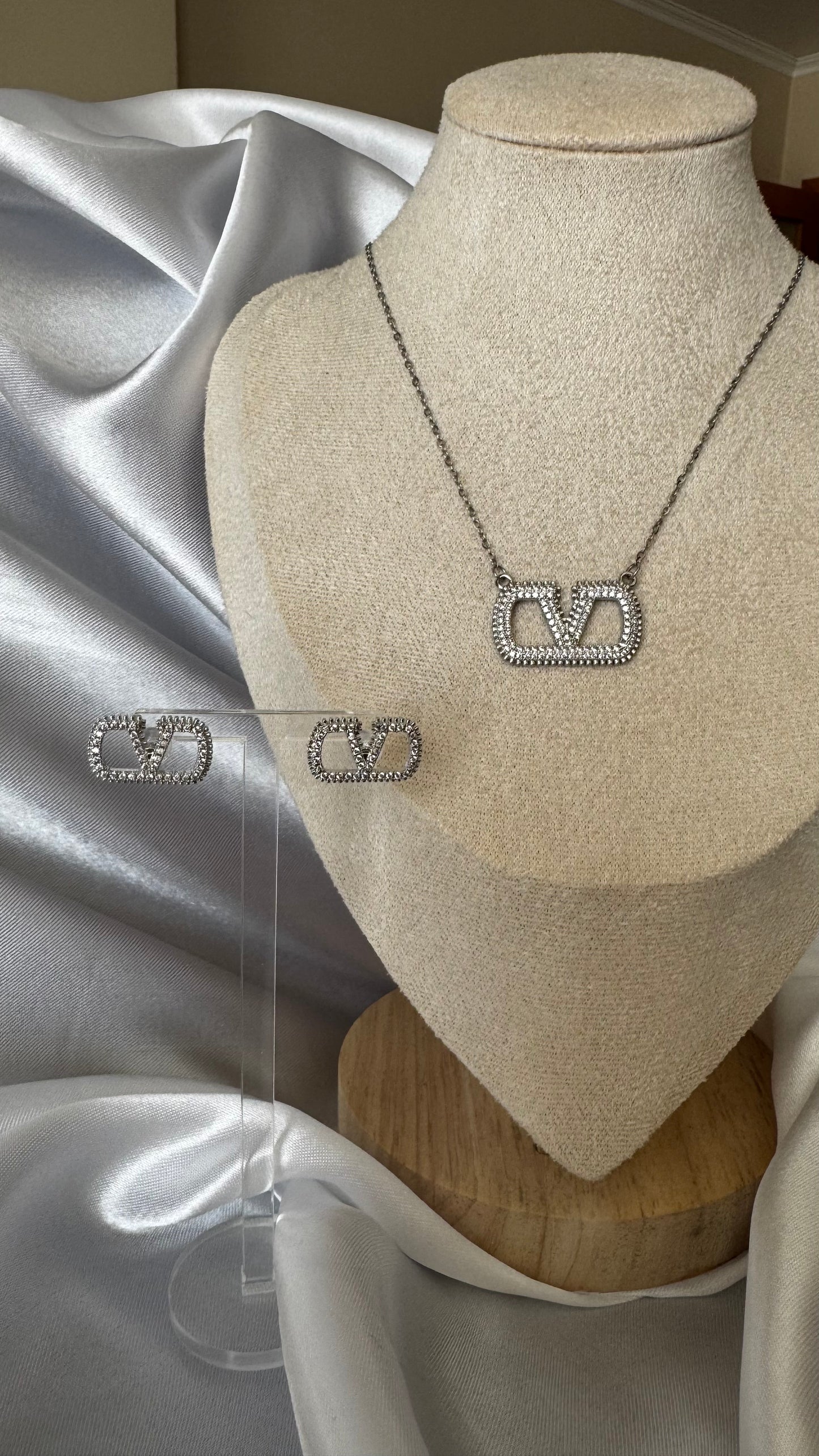 Conjunto 2 peças Inspiração V cravejado com Zircônias Ródio Branco