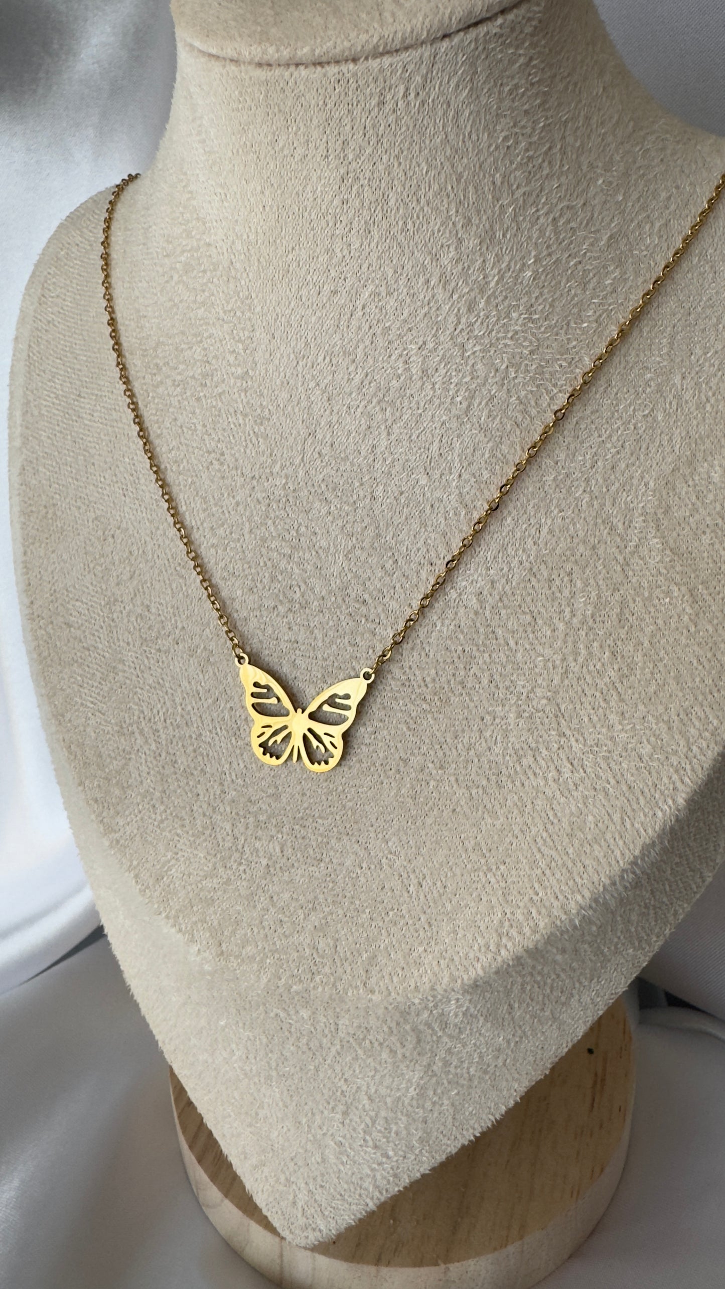Colar Borboleta em Aço Dourada