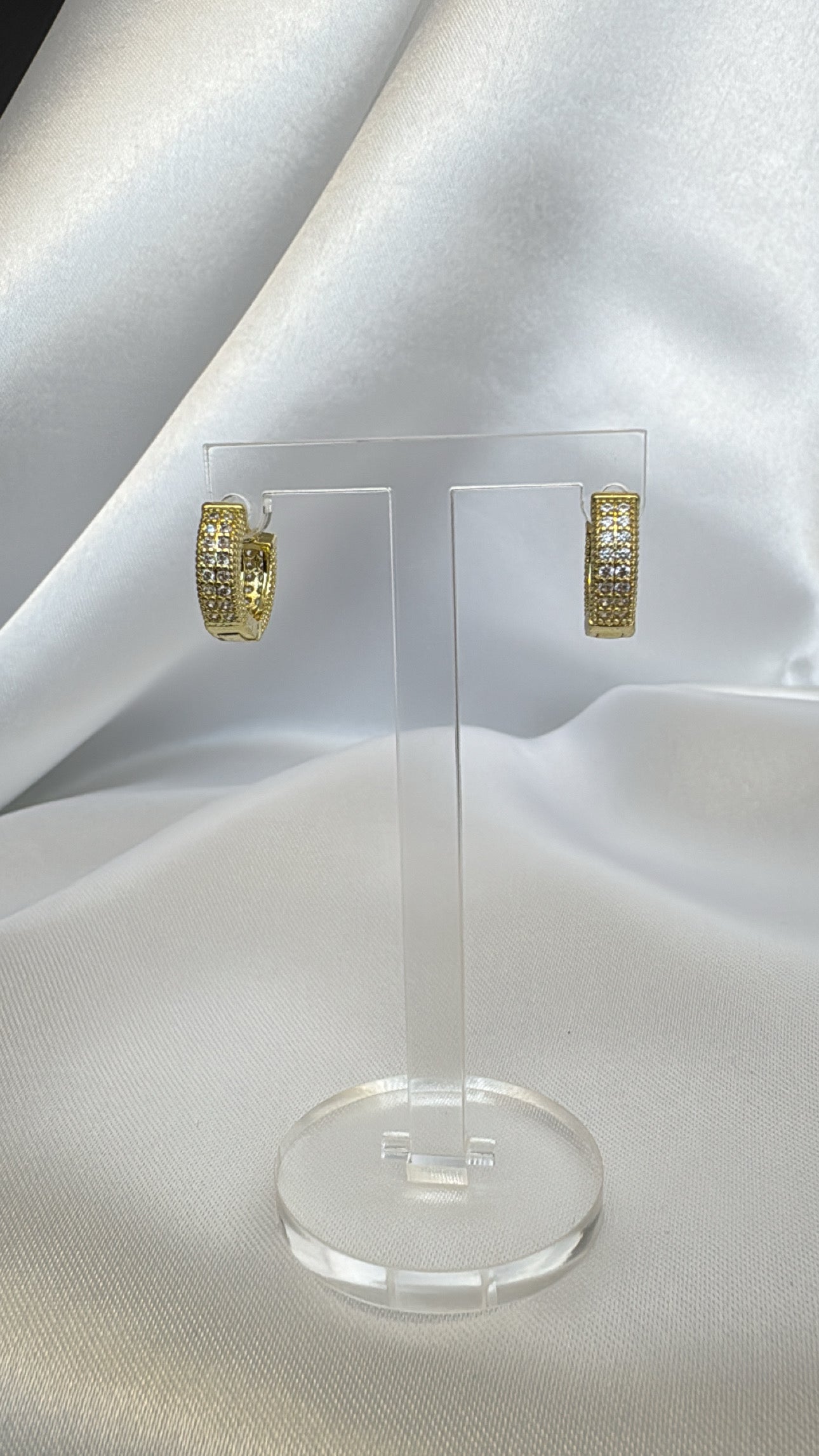 Brinco Argola Cravejada Com Zircônias Dourado