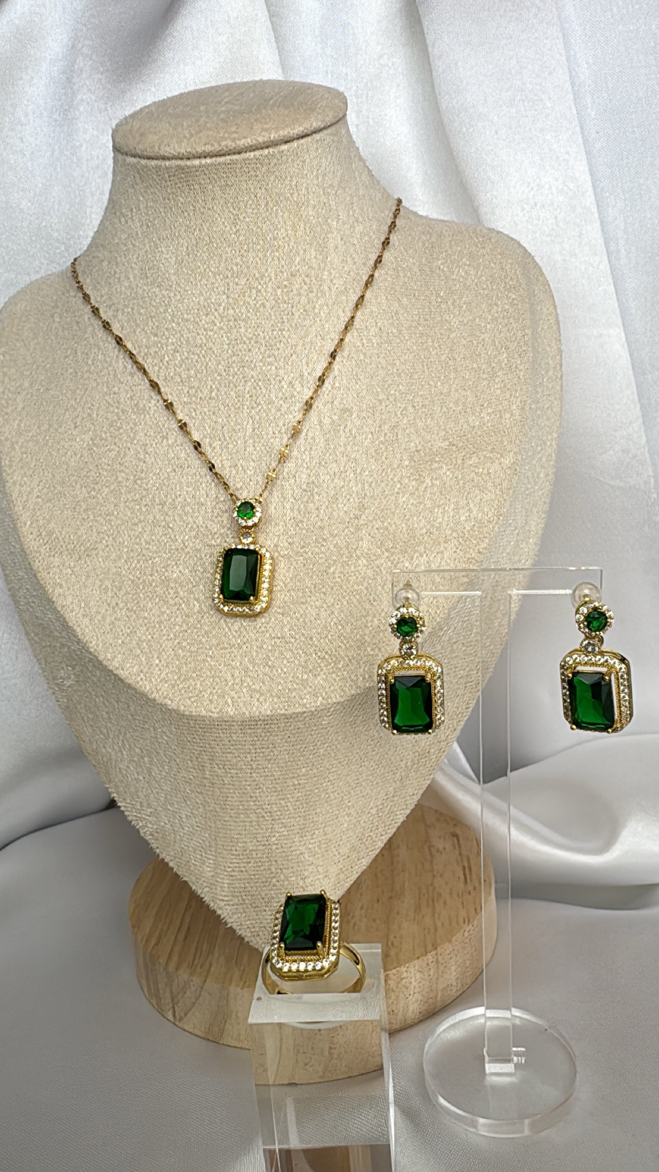 Conjunto Realeza Dourado e Verde Esmeralda