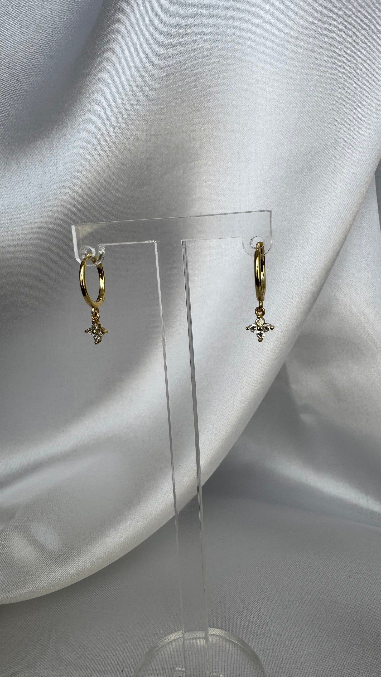 Argola com Flor Dourada